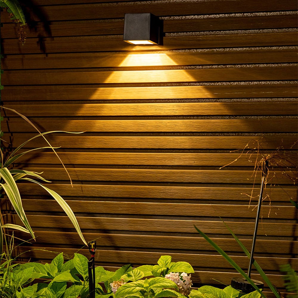 Vägglampa med solcellsladdning 8x8x8cm