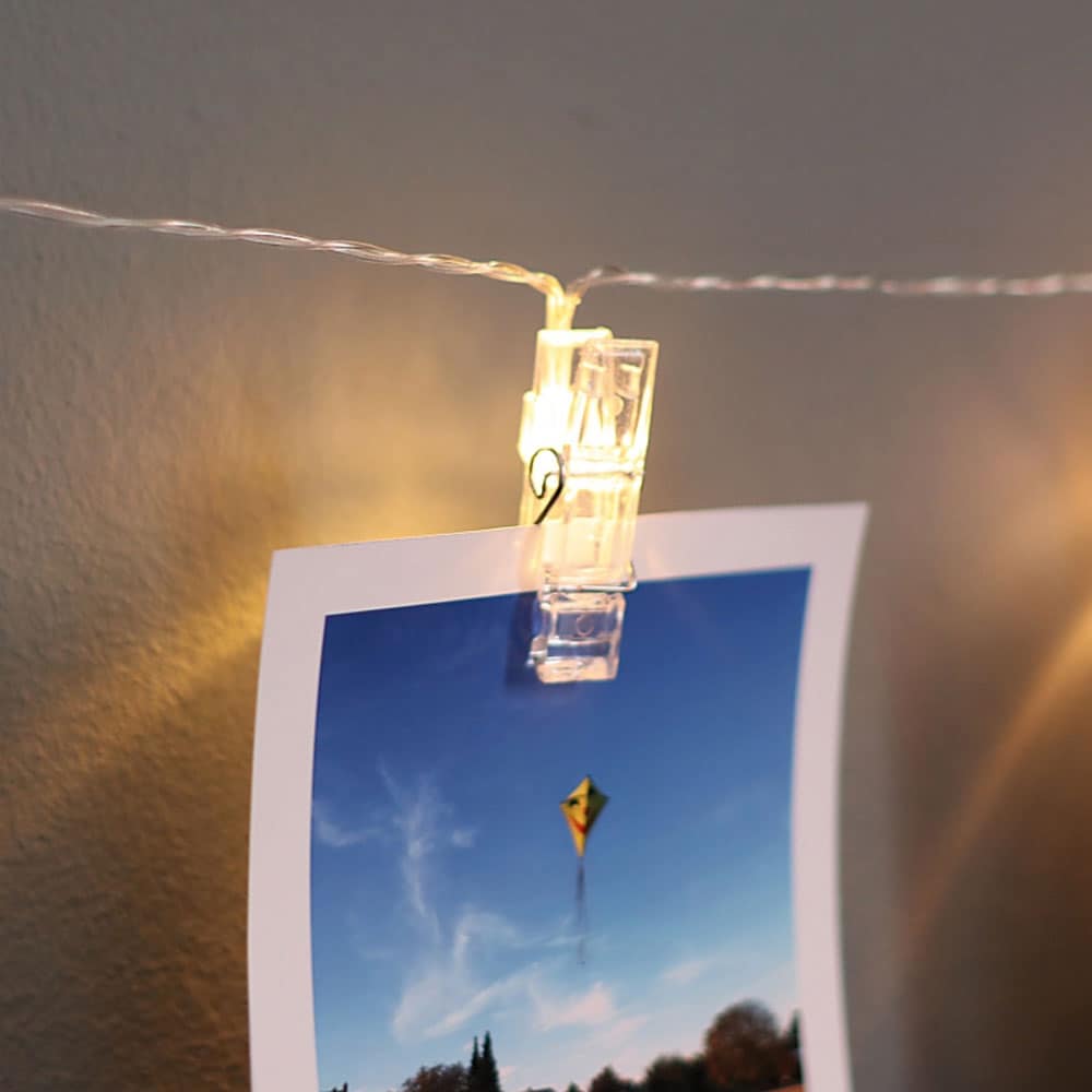 LED-lysslynge med klesklyper til bilder