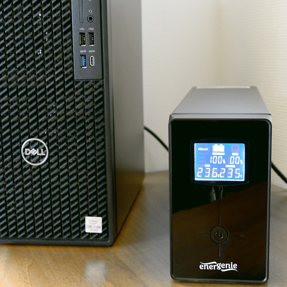 UPS-strømforsyning 1500 VA 900W med LCD-skjerm
