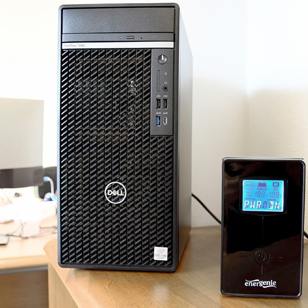 850 VA UPS med LCD-Skjerm – Avansert Beskyttelse for Hjem og Kontor