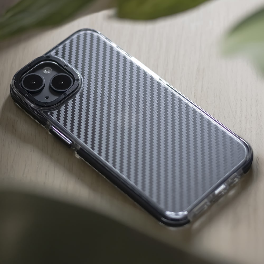Svart etui til iPhone 16 Plus - karbonfiber