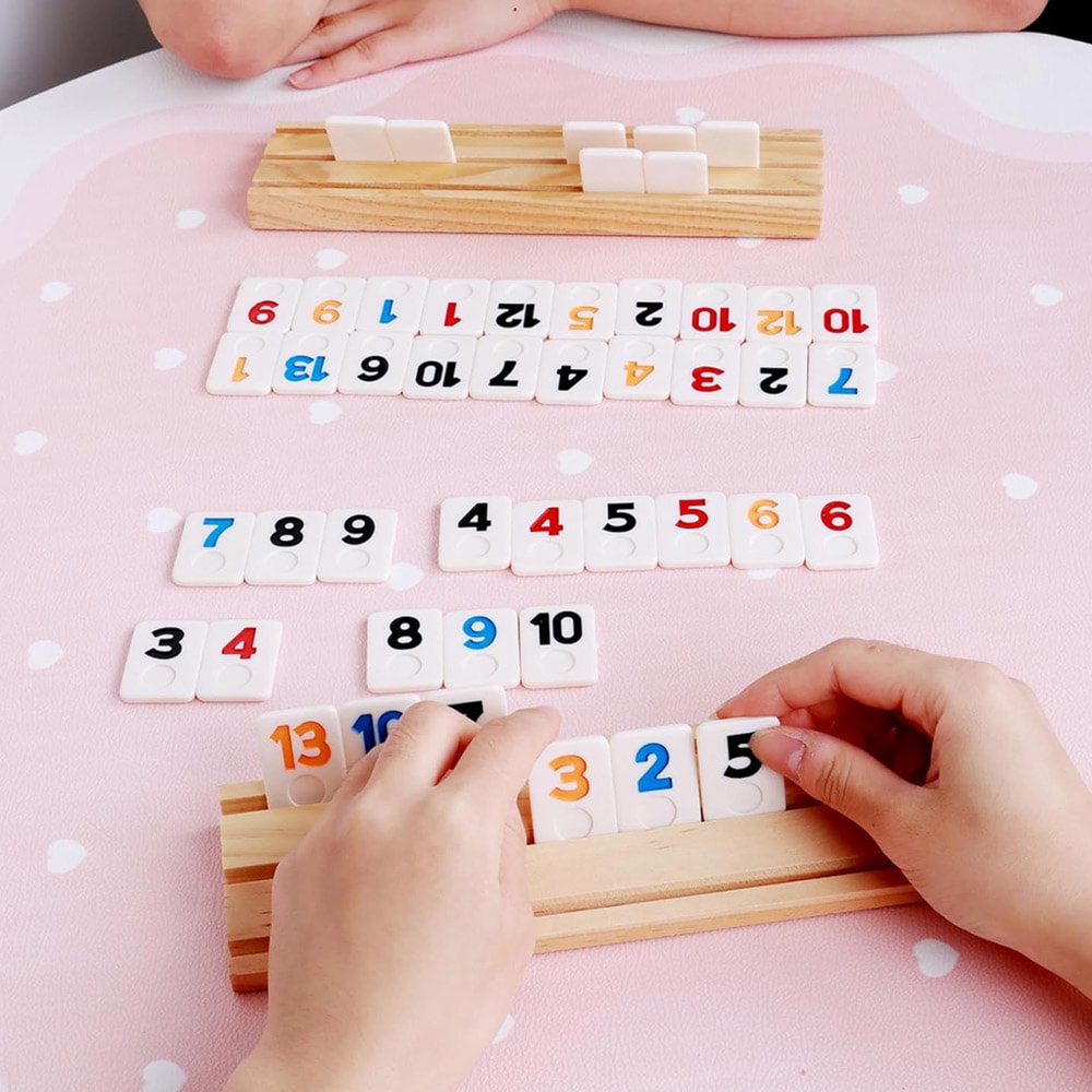 Rummikub, et selskapsspill for opptil 4 spillere – med trebrikker og oppbevaringsveske