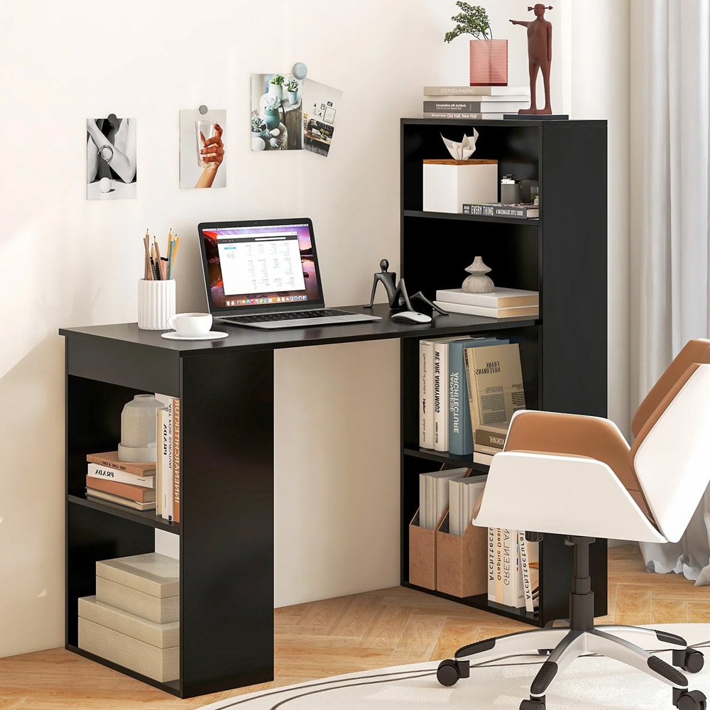 Dataskrivebord i svart med bokhylle, flyttbar hylle og romslig arbeidsflate