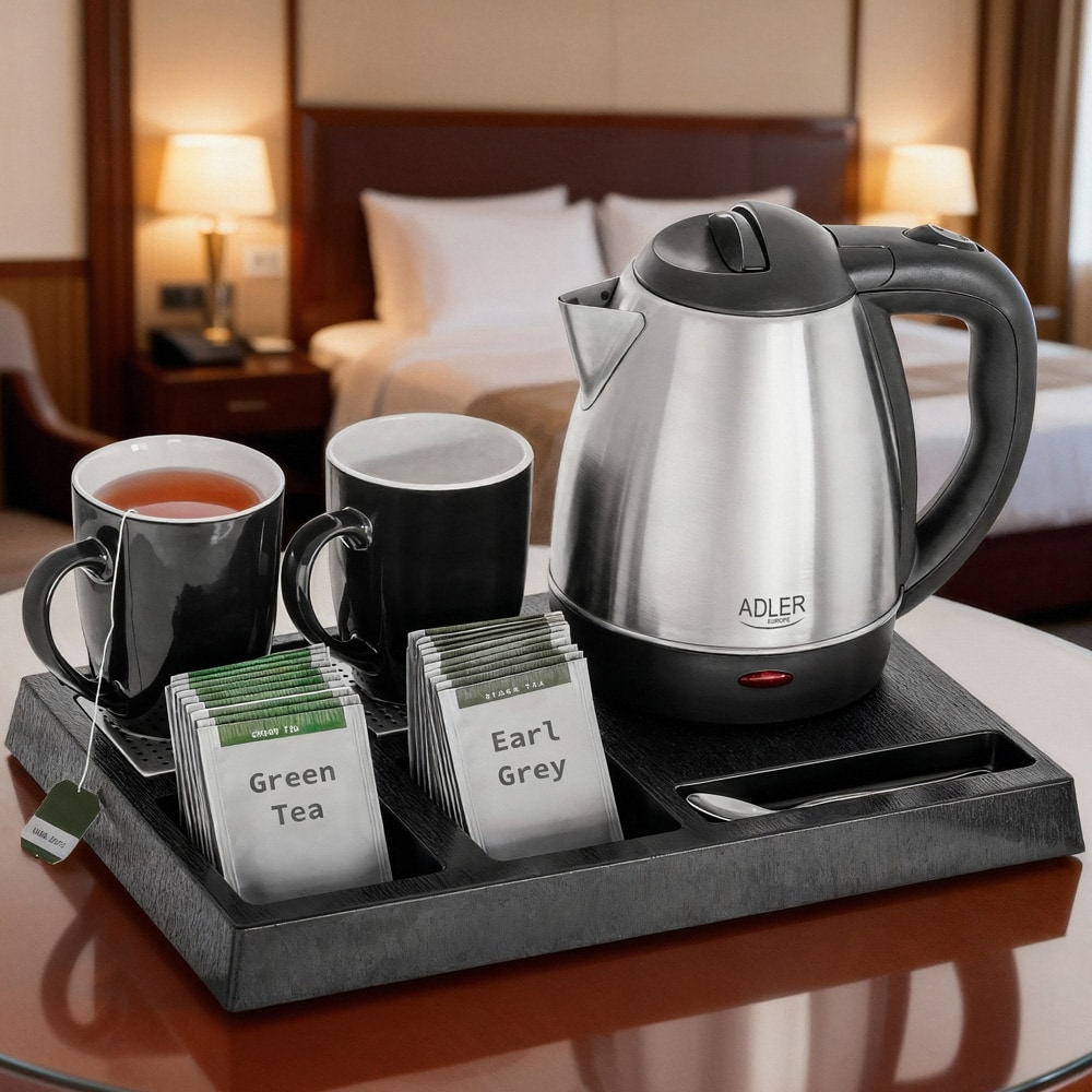 Vannkoker på 1,2 liter med velkomstbrett, keramiske kopper og oppbevaringsrom
