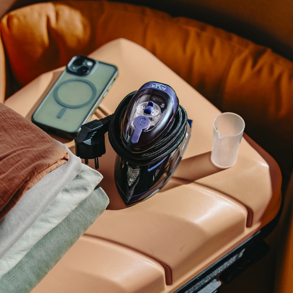 Dampstrykejern for reise med keramisk strykesål og to spenningsmodi