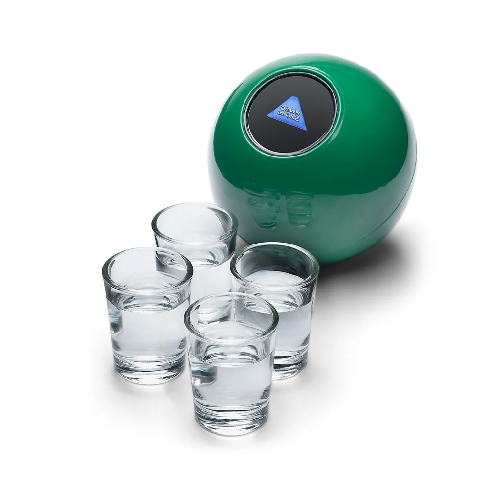 Mystery 8-ball drikkespill med randomiserte utfordringer