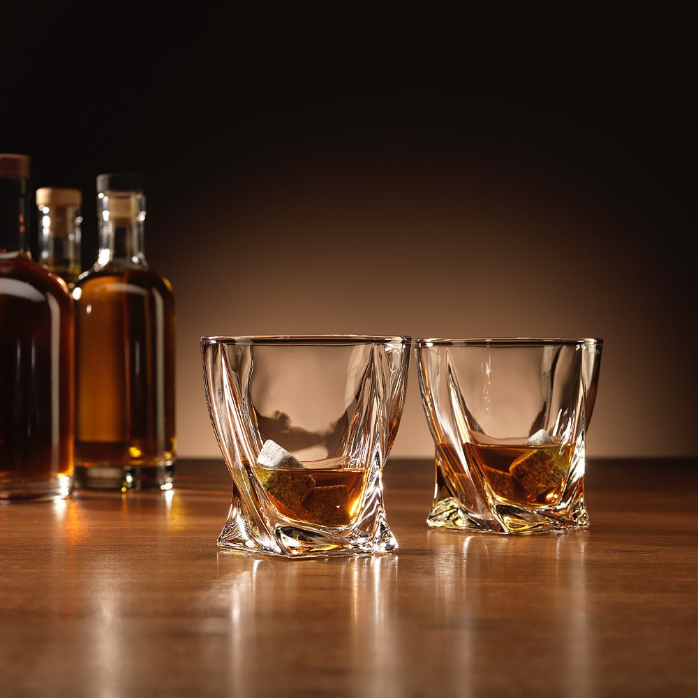 Vridde whiskyglass med 4 gjenbrukbare isbiter