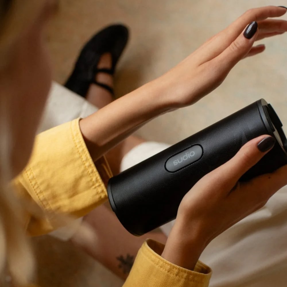 Sudio F4 bærbar Bluetooth høyttaler / 20 W, IPX7 og 25 timers batteritid – Svart