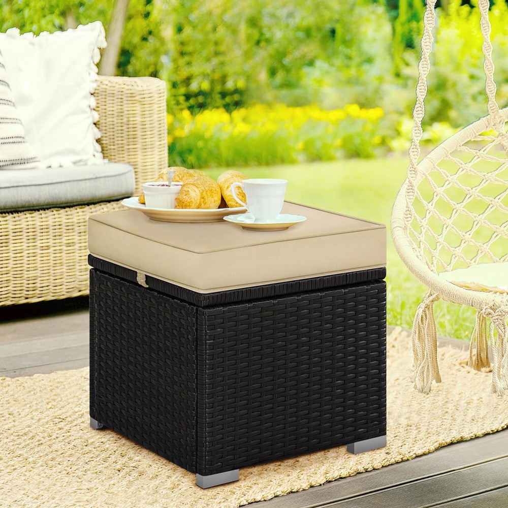 Krakker i kunstrotting 2 stk 39 x 39 x 34 cm / brune fotskamler med beige puter / sittepuffer med oppbevaring