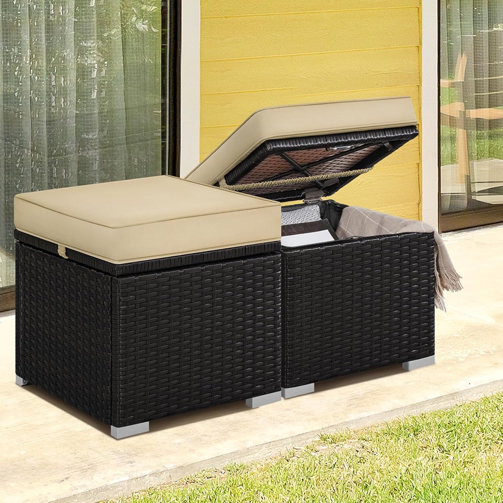 Krakker i kunstrotting 2 stk 39 x 39 x 34 cm / brune fotskamler med beige puter / sittepuffer med oppbevaring