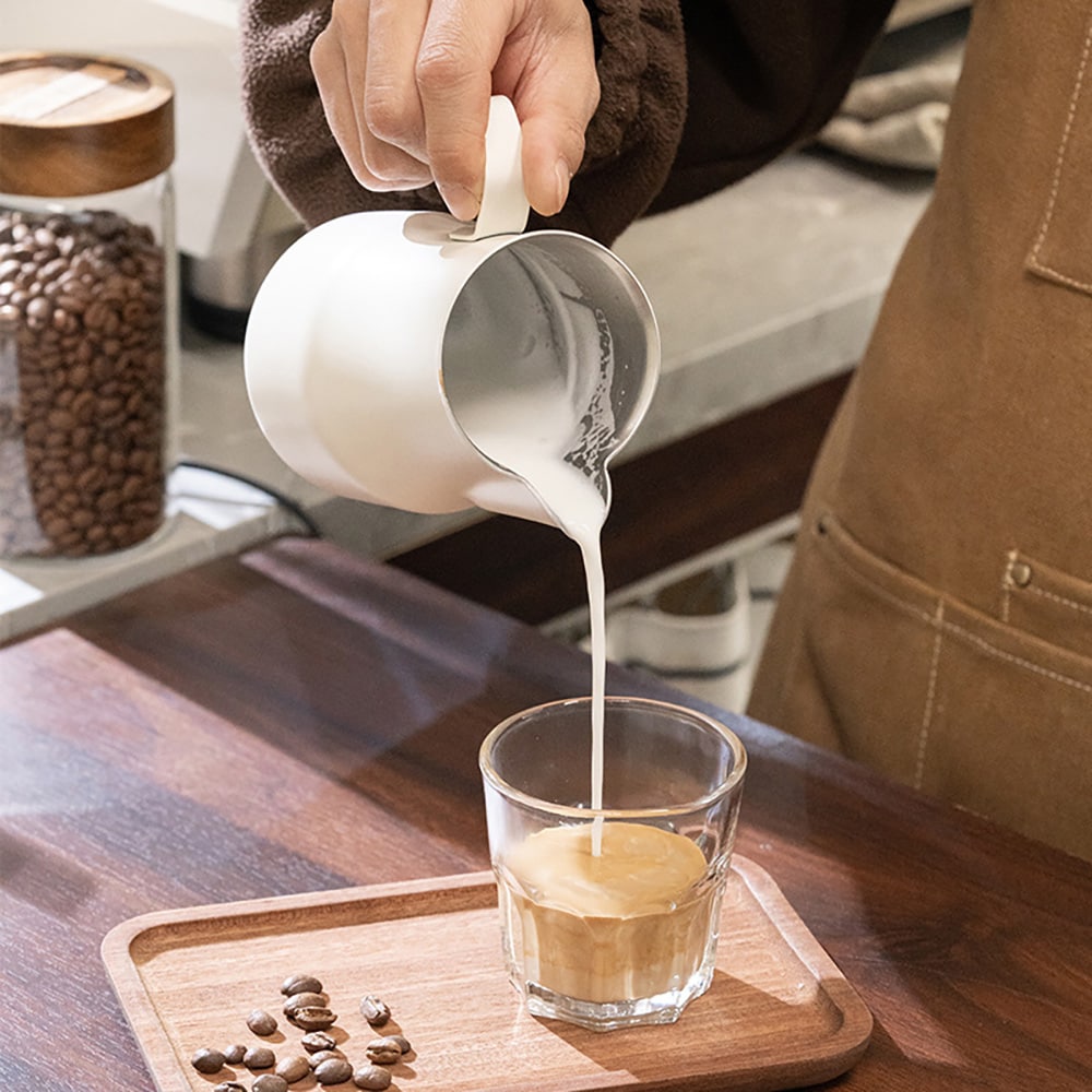Hvit melkekanne i rustfritt stål 480 ml / melkeskummingskanne med svanehals / baristakanne