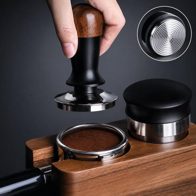 Kaffestamp 51 mm med jevnt trykk og valnøttgrep, gjenget bunn / Espressostamp