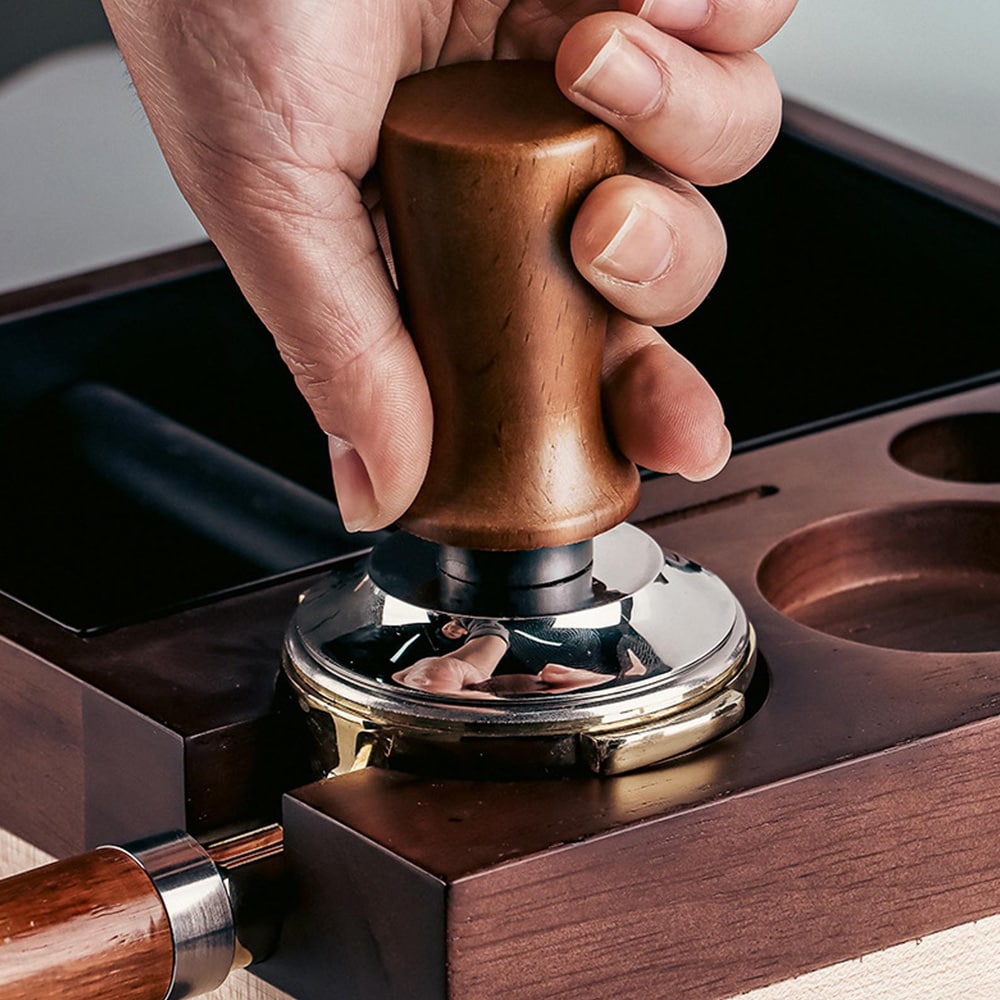 Kaffestamp 53 mm i rustfritt stål med trehåndtak, gjenget bunn / Espressostamp