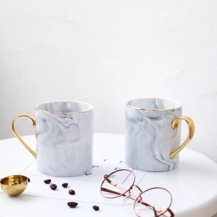 Keramisk kopp med marmormønster og gullhåndtak