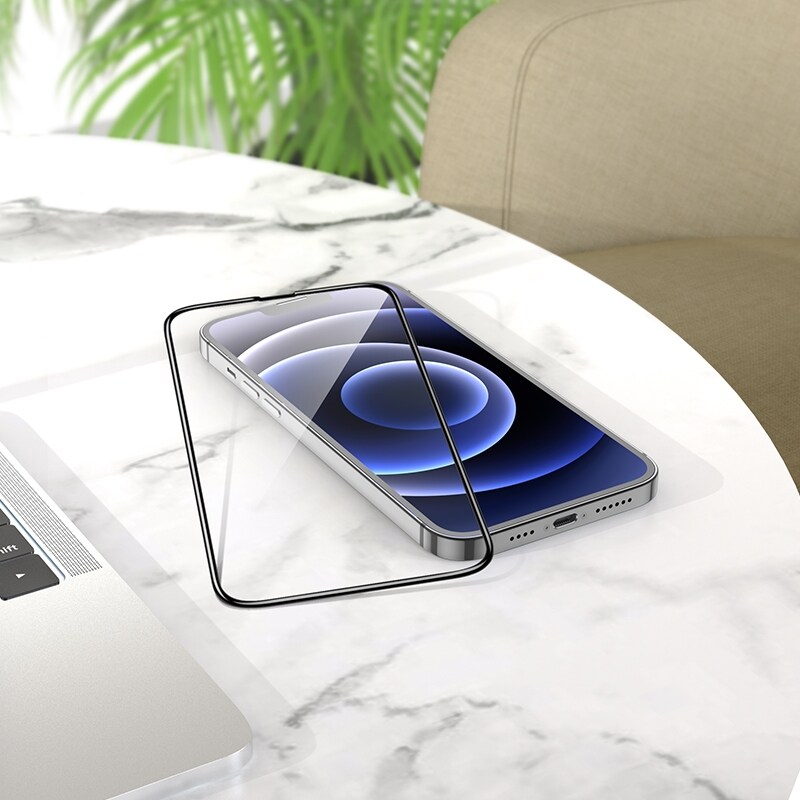 Fullskjermbeskyttelse i herdet glass med forsterkede kanter til iPhone 13