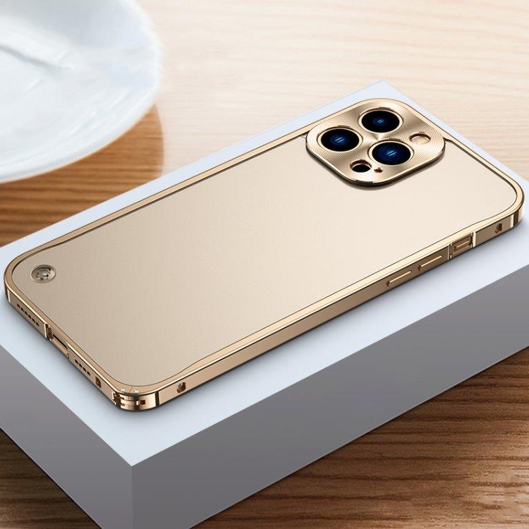 Mobildeksel med metallkanter iPhone 13 Pro Max Gold