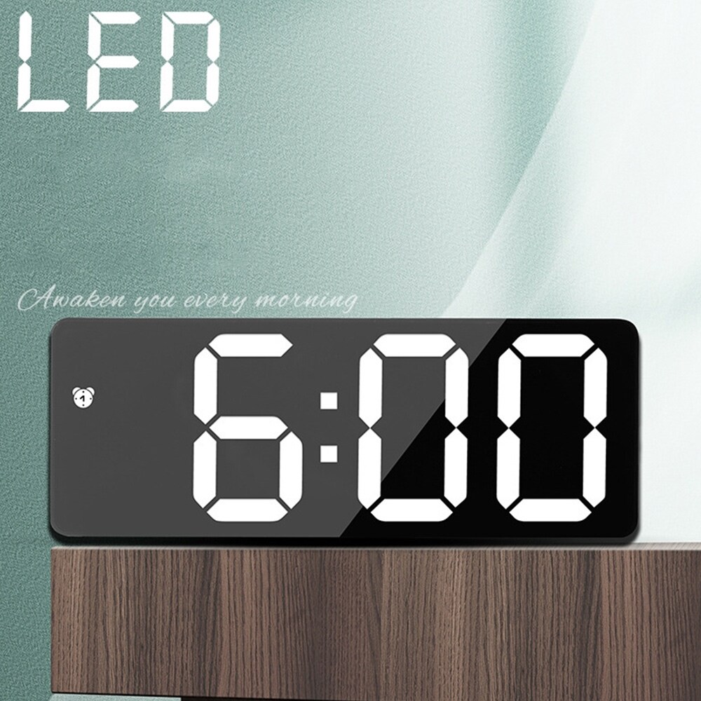 Svart digital vekkerklokke med stort og tydelig display