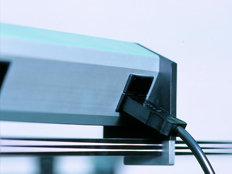 Bachmann DESK 1 borduttak, 3-veis, anodisert aluminium