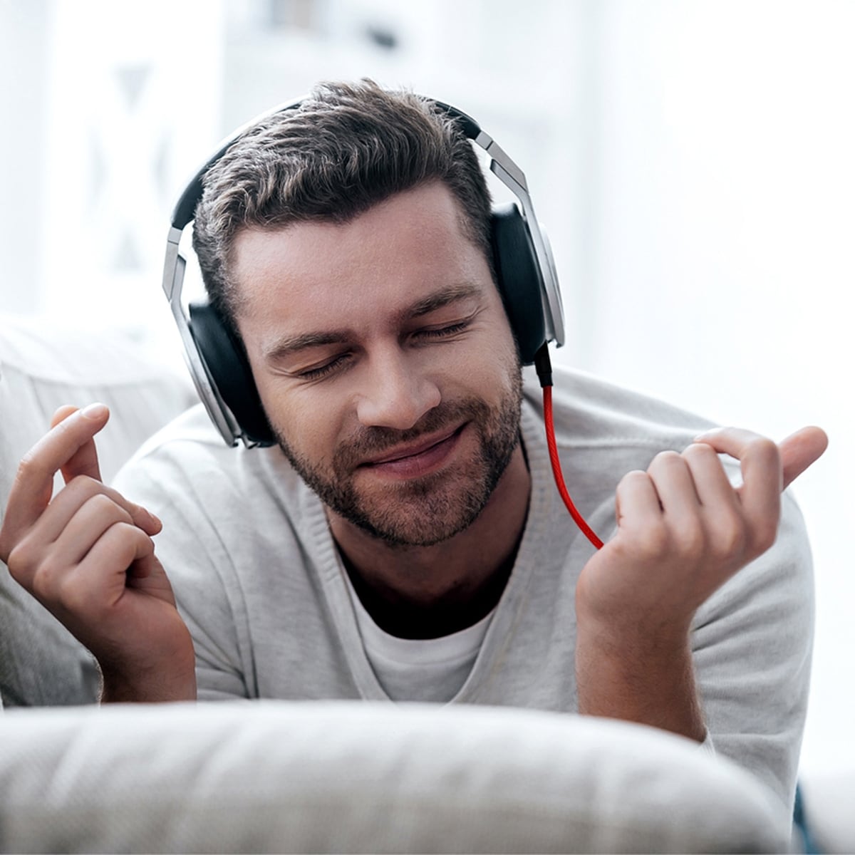 Baseus Yiven M30 stereo AUX 3,5 mm lydkabel med minijack hann 1 m sølv-svart (CAM30-BS1)