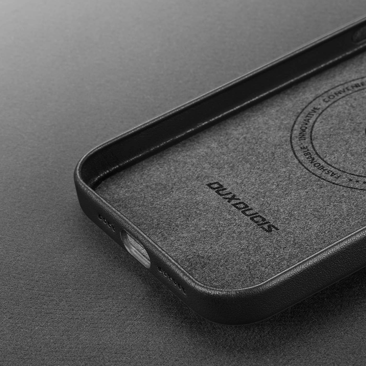 Dux Ducis Grit Leather Case for iPhone 14 Plus Elegant deksel i kunstlær (MagSafe-kompatibel) Svart
