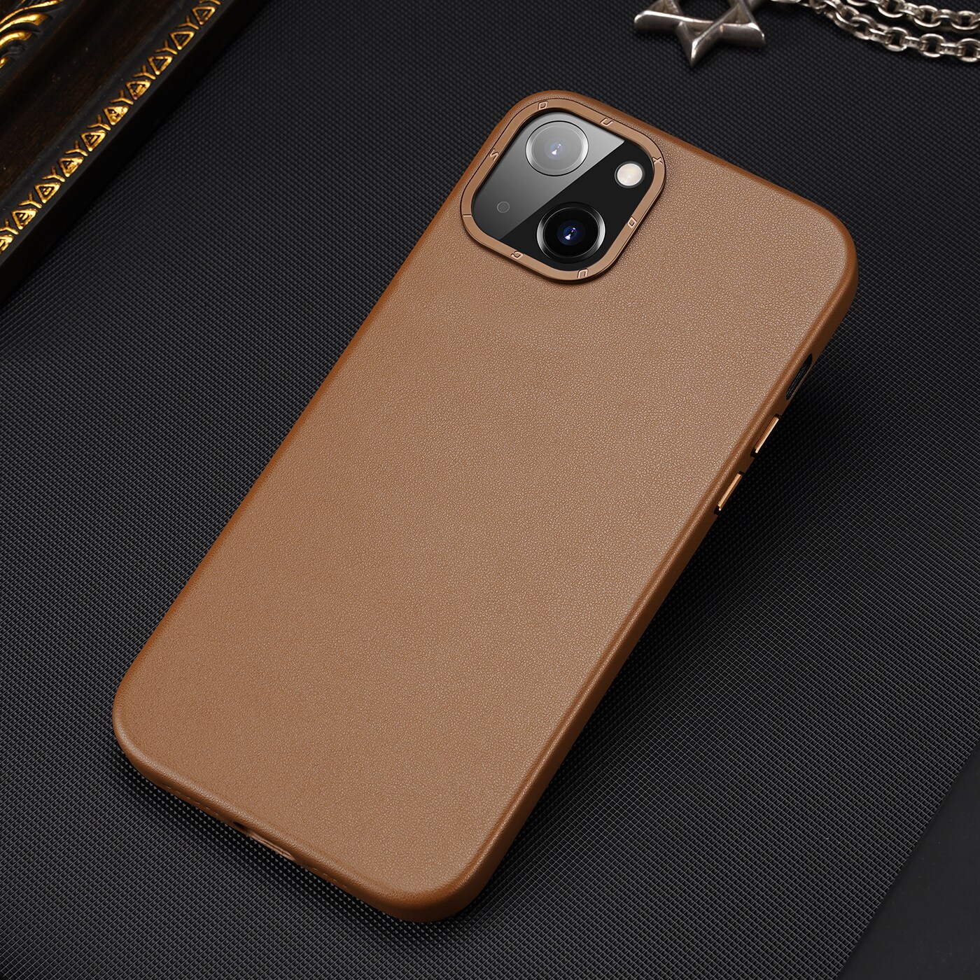 Dux Ducis Grit Leather Case for iPhone 14 Plus Elegant deksel i kunstlær (MagSafe-kompatibel) Brun