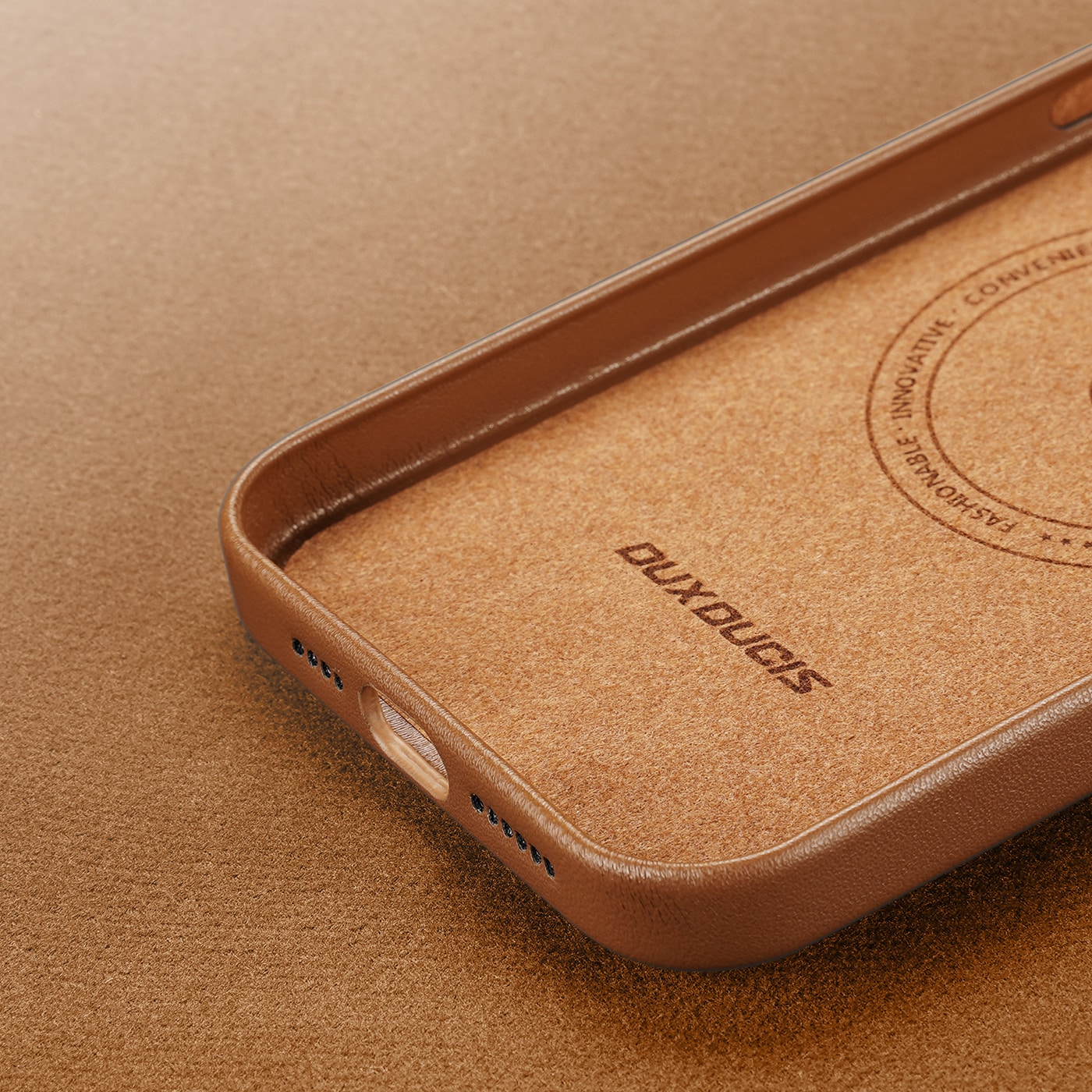 Dux Ducis Grit Leather Case for iPhone 14 Plus Elegant deksel i kunstlær (MagSafe-kompatibel) Brun