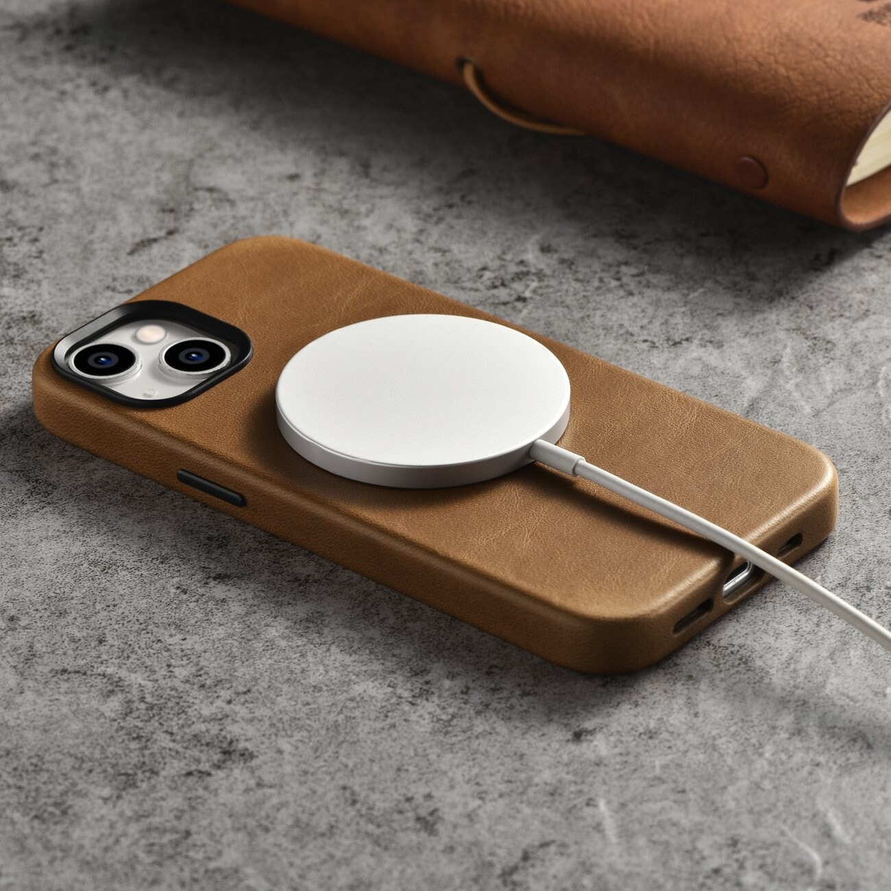 iCarer Oil Wax Premium lærveske iPhone 14 Plus Magnetisk lærveske med MagSafe Brown (WMI14220703-TN)