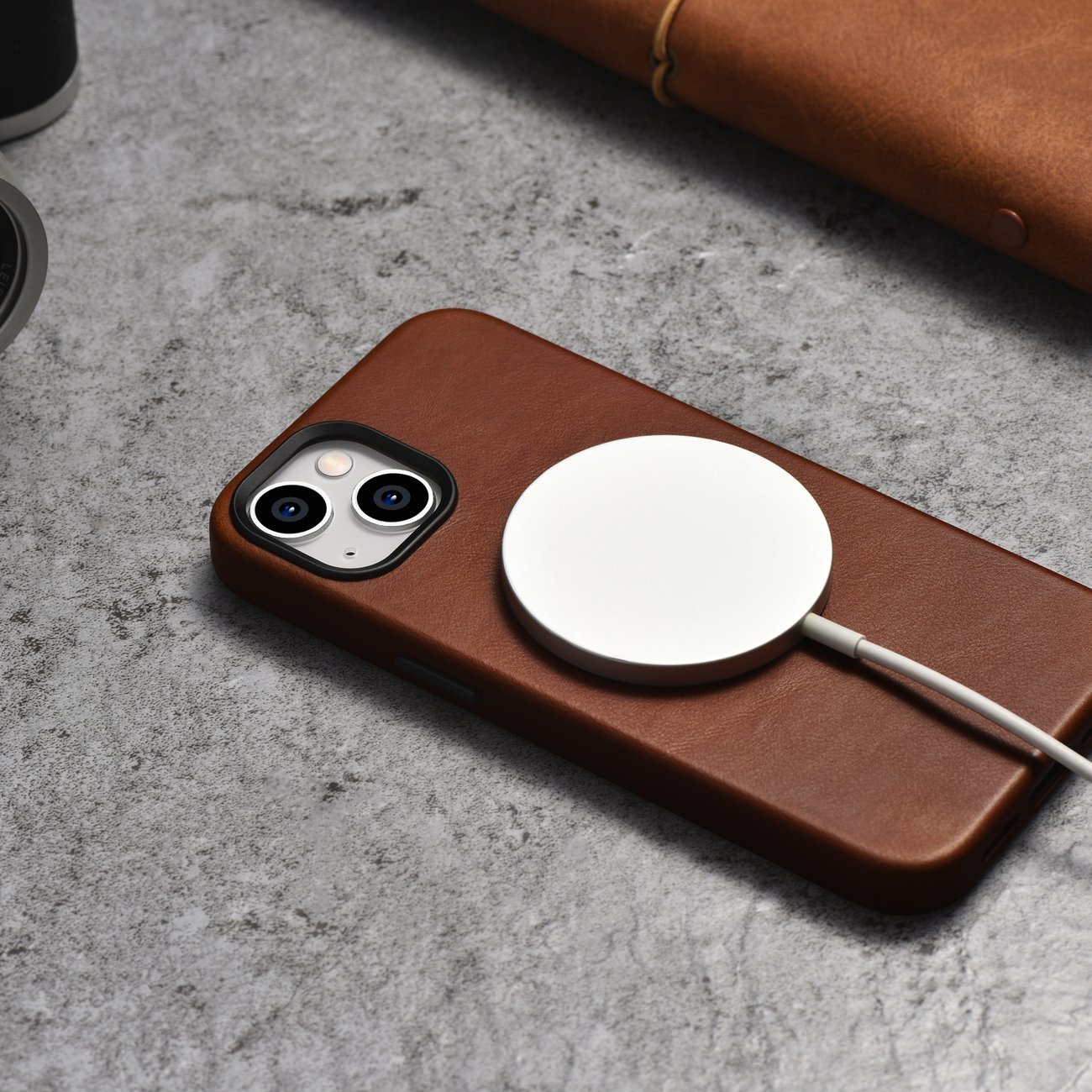 iCarer Oil Wax Premium lærveske iPhone 14 Plus Magnetisk lærveske med MagSafe Brown (WMI14220703-RB)