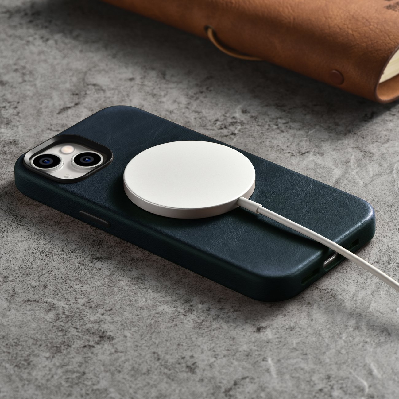 iCarer Oil Wax Premium lærveske iPhone 14 Plus magnetisk med MagSafe mørkeblå (WMI14220703-BU)