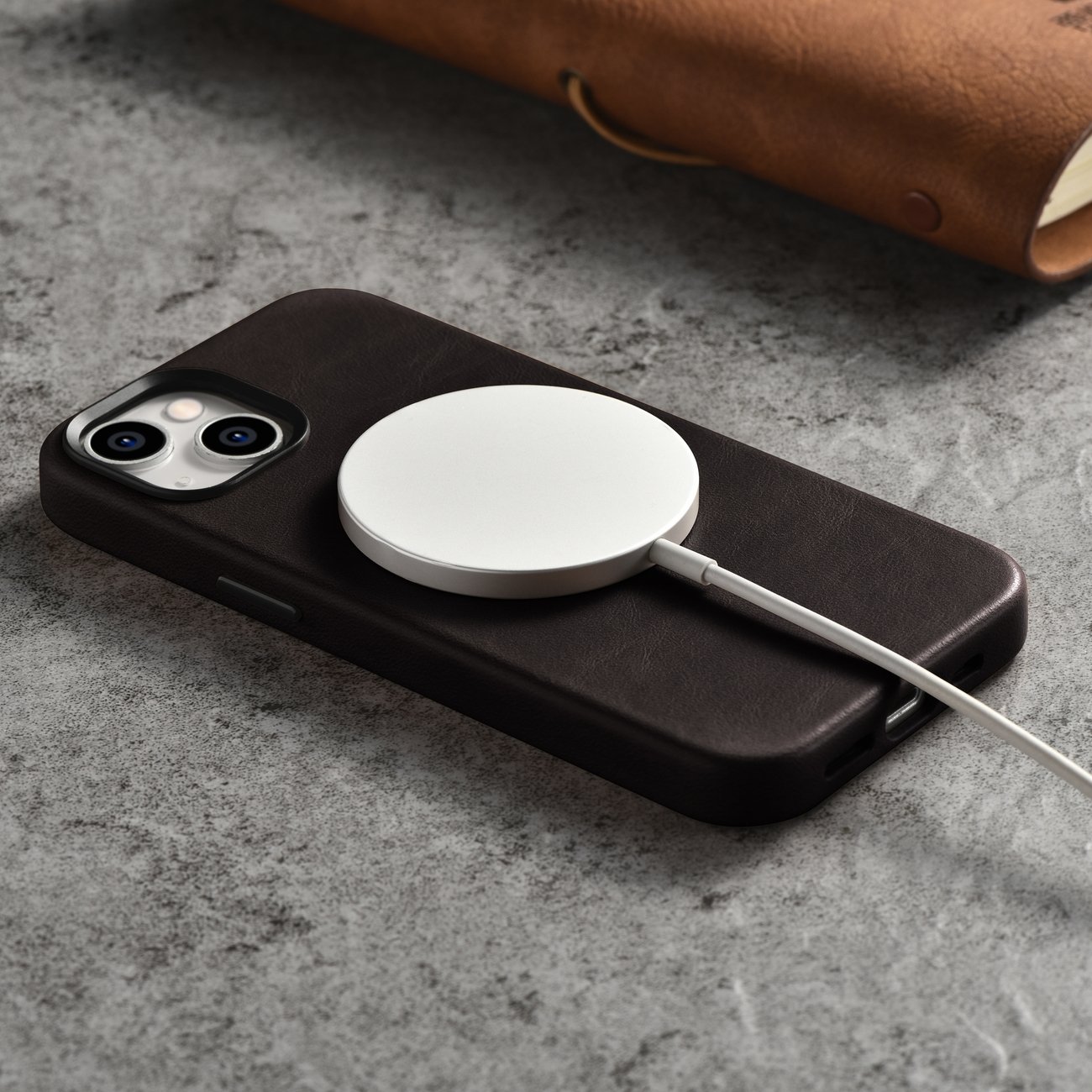 iCarer Oil Wax Premium lærveske iPhone 14 Plus Magnetisk lærveske med MagSafe Brown (WMI14220703-BN)
