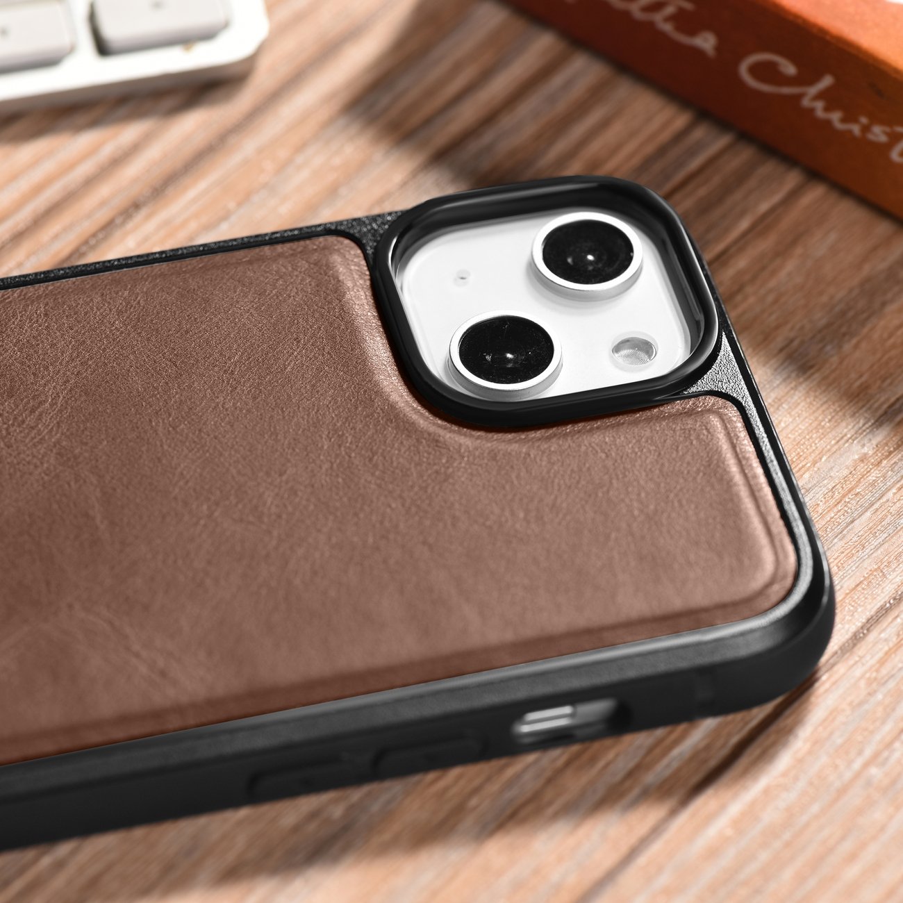 iCarer læretui i ekte lær med oljevoks for iPhone 14 Plus (MagSafe-kompatibel) Brun (WMI14220719-BN)