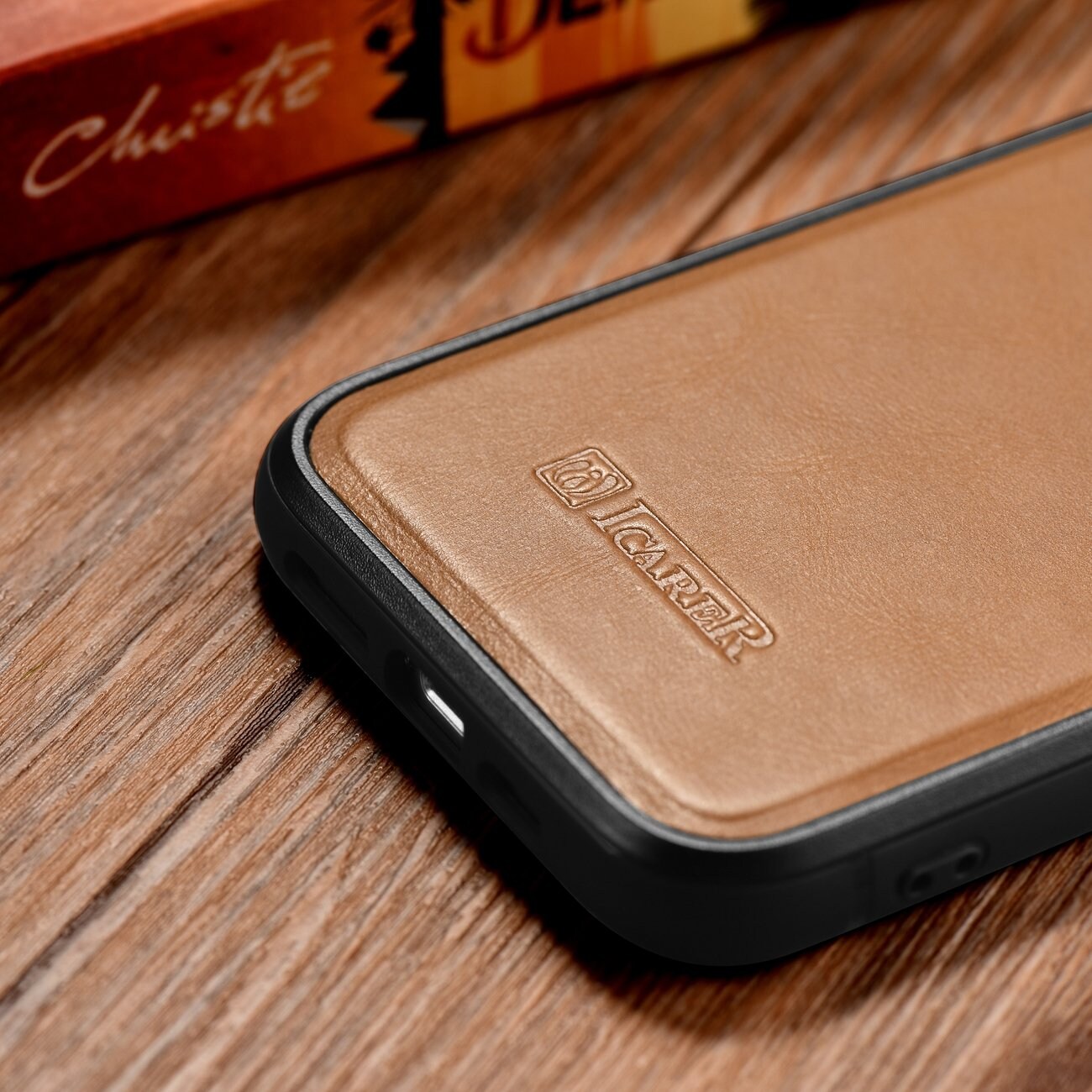 iCarer Leather Oil Wax-etui dekket med naturskinn for iPhone 14 Plus brun (WMI14220719-TN)