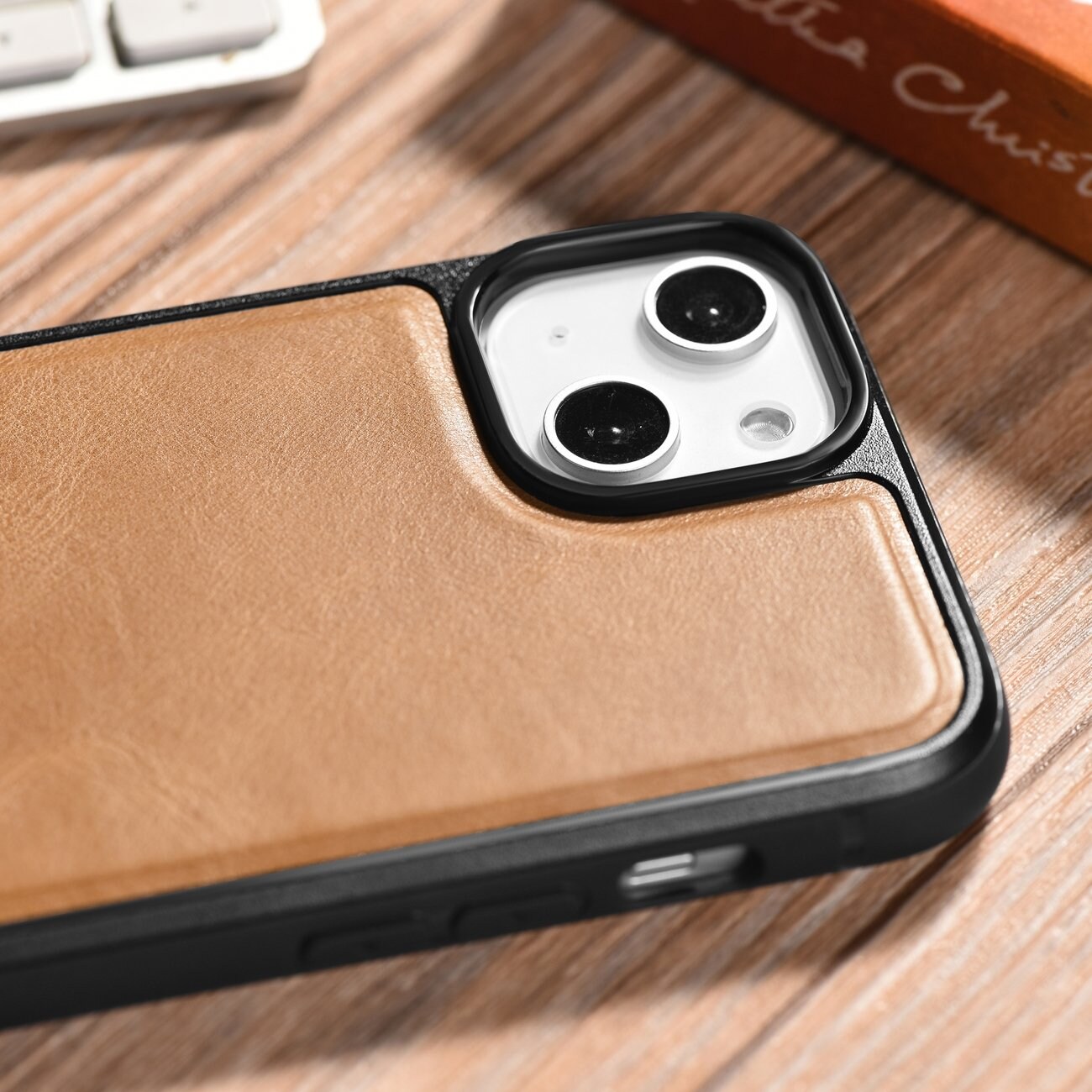 iCarer Leather Oil Wax-etui dekket med naturskinn for iPhone 14 Plus brun (WMI14220719-TN)