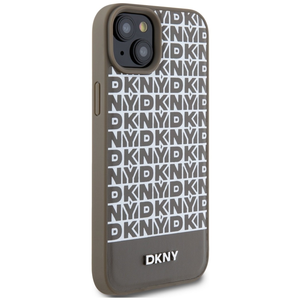 DKNY MagSafe-etui i lær med trykt mønster og metalllogo for iPhone 15 / 14 / 13 - Brun