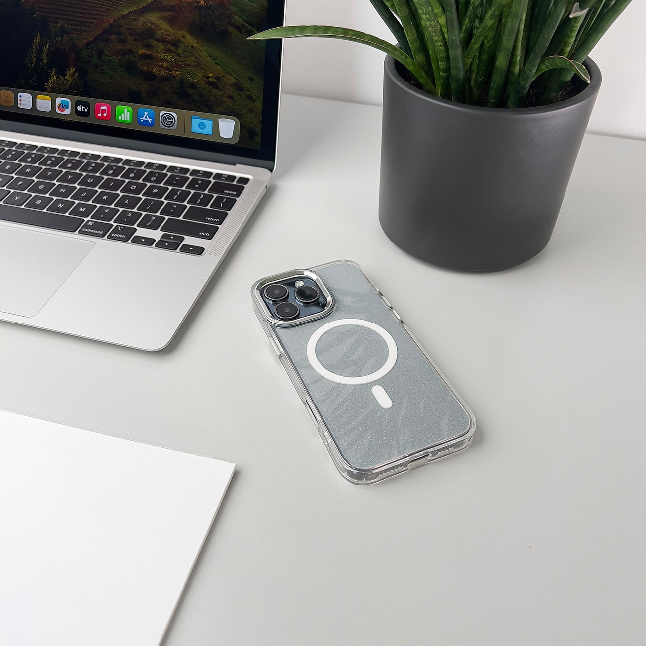 Glitteretui MagSafe for iPhone 16 Pro - hvit med glitter