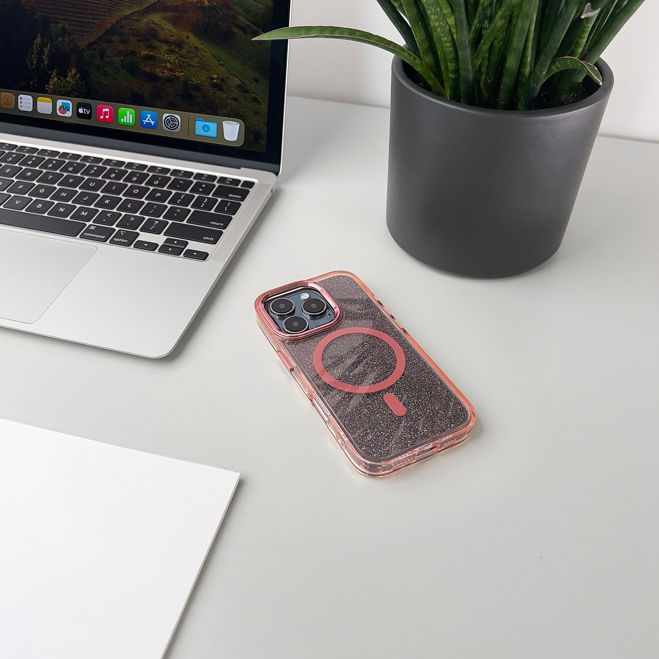 Glitteretui MagSafe for iPhone 16 Pro - rosa med glitter