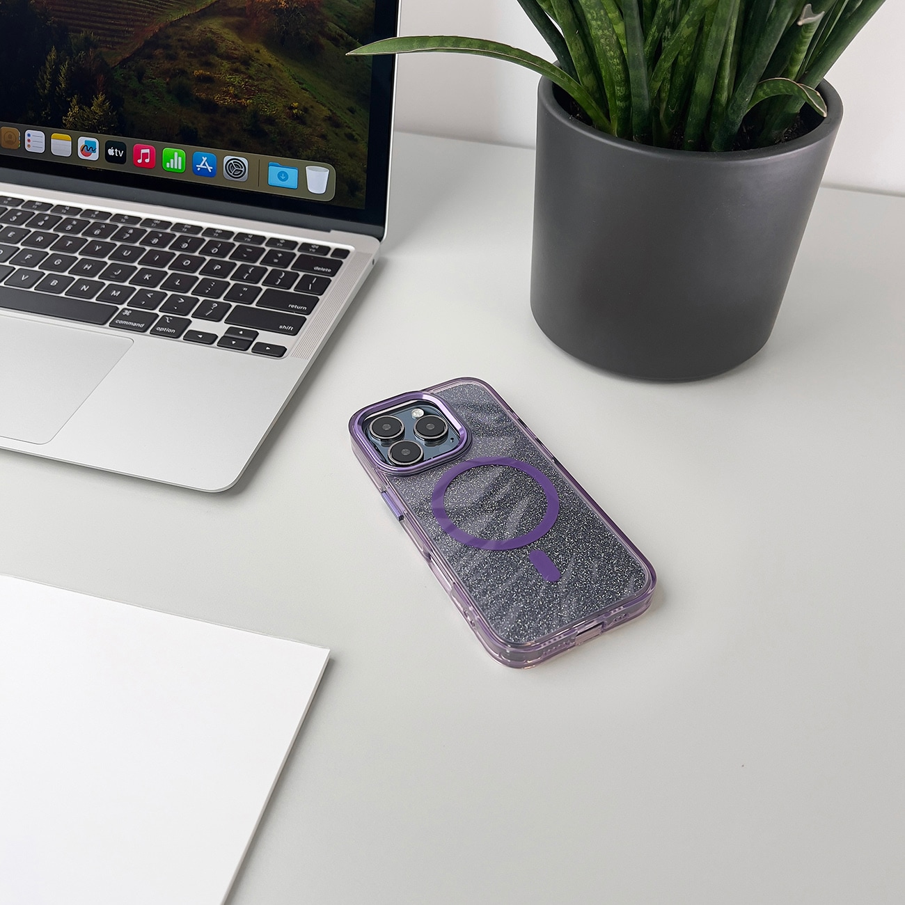 Glitteretui MagSafe for iPhone 16 Plus - lilla med glitter