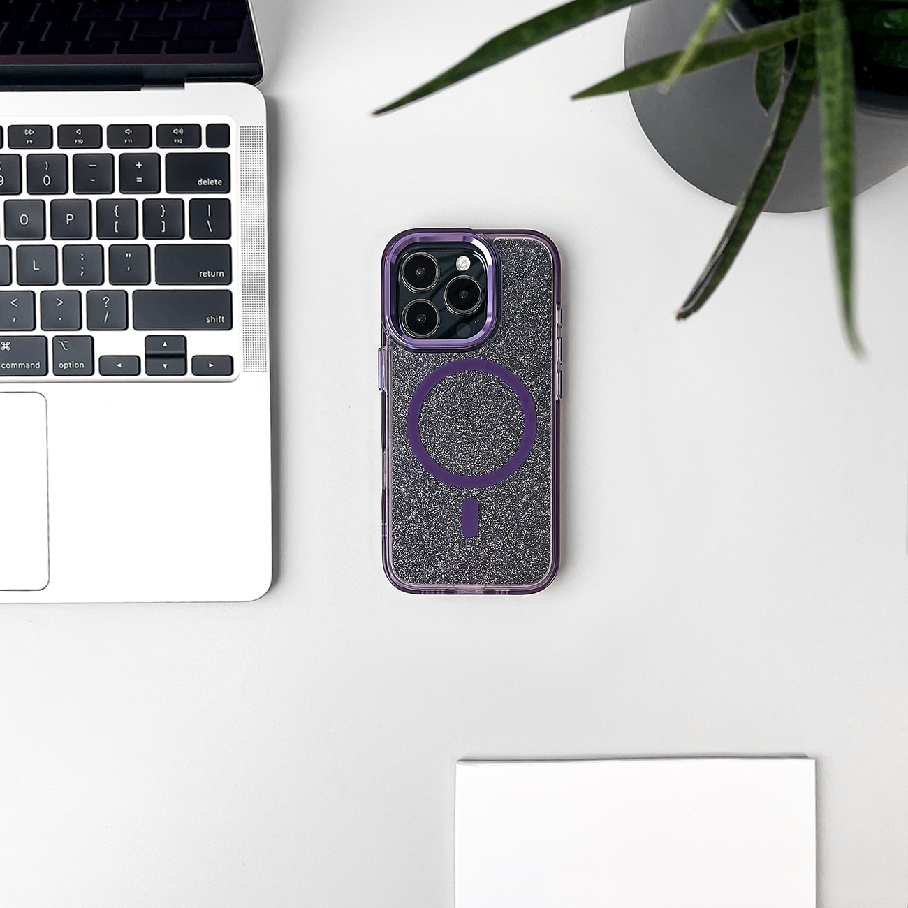 Glitteretui MagSafe for iPhone 16 Pro - lilla med glitter
