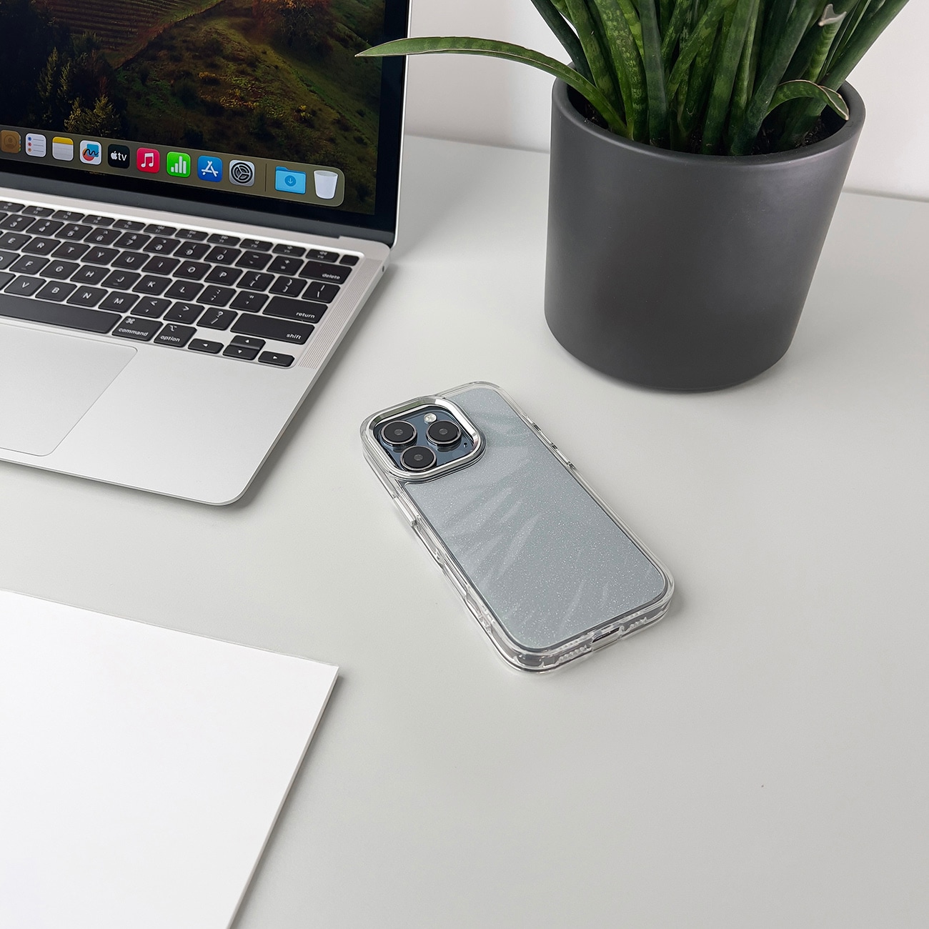 Glitterveske til iPhone 16 Pro - gjennomsiktig med glitter