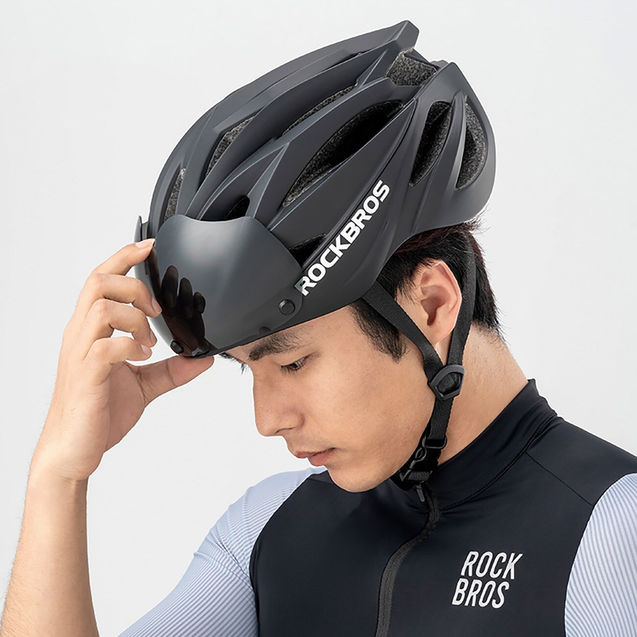 Rockbros sykkelhjelm med visir, avtakbare UV-beskyttelsesbriller, unisex - svart/brun