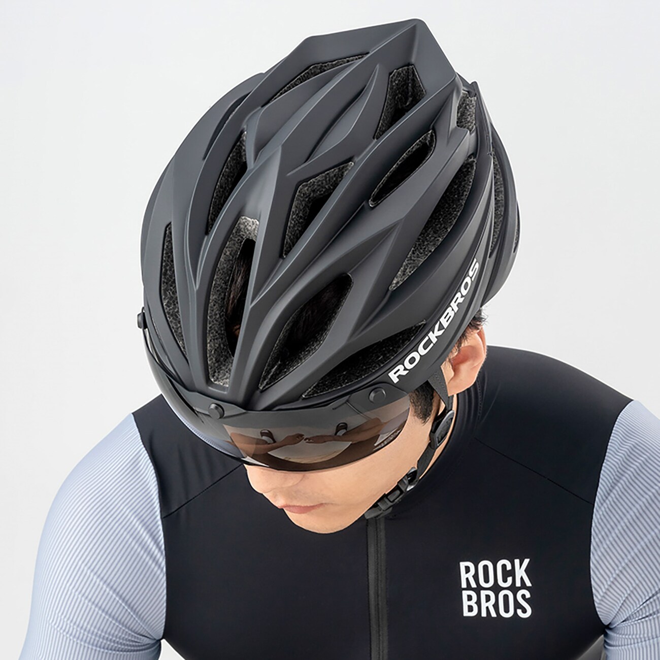 Rockbros sykkelhjelm med visir, avtakbare UV-beskyttelsesbriller, unisex - svart/brun