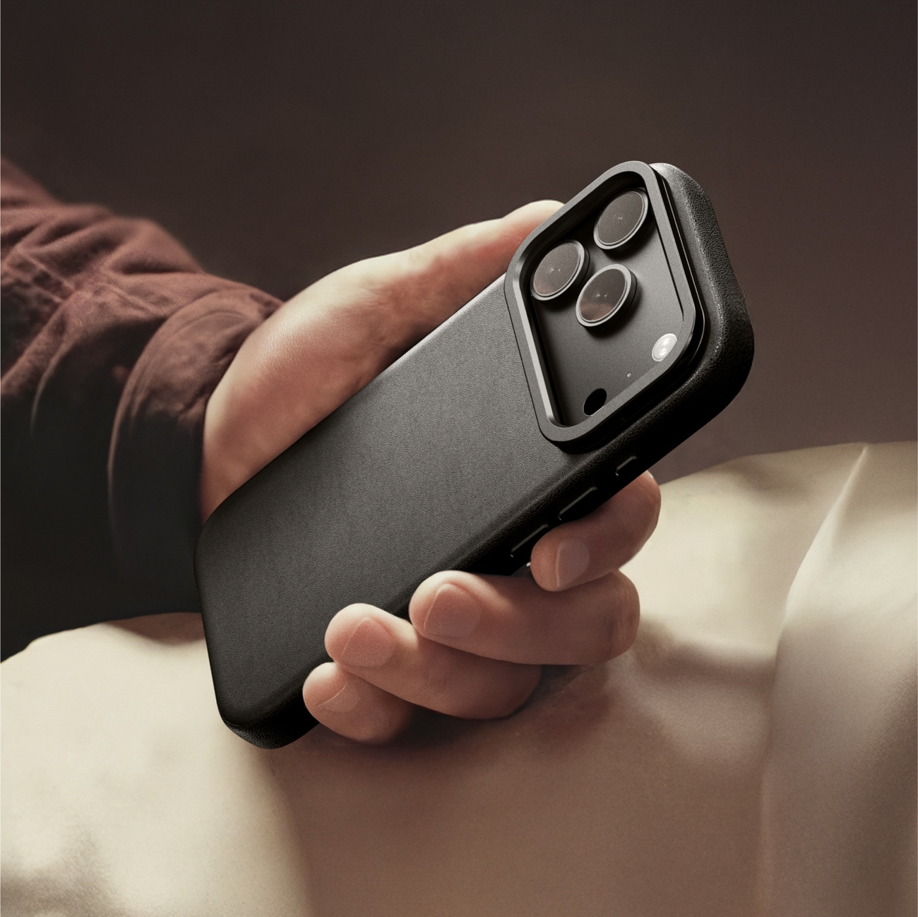 AmazingThing Glamour iPhone 17 Pro-etui med stativ - svart