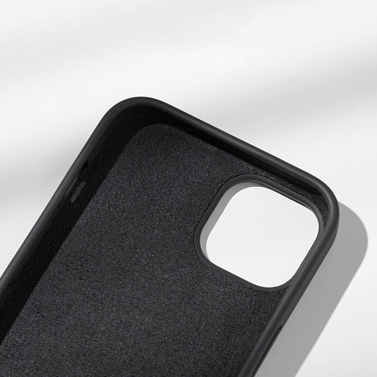 Ugreen LP626 Silky Silikon Etui for iPhone 14 Plus - Beskyttende, Fleksibelt, Svart (90920)