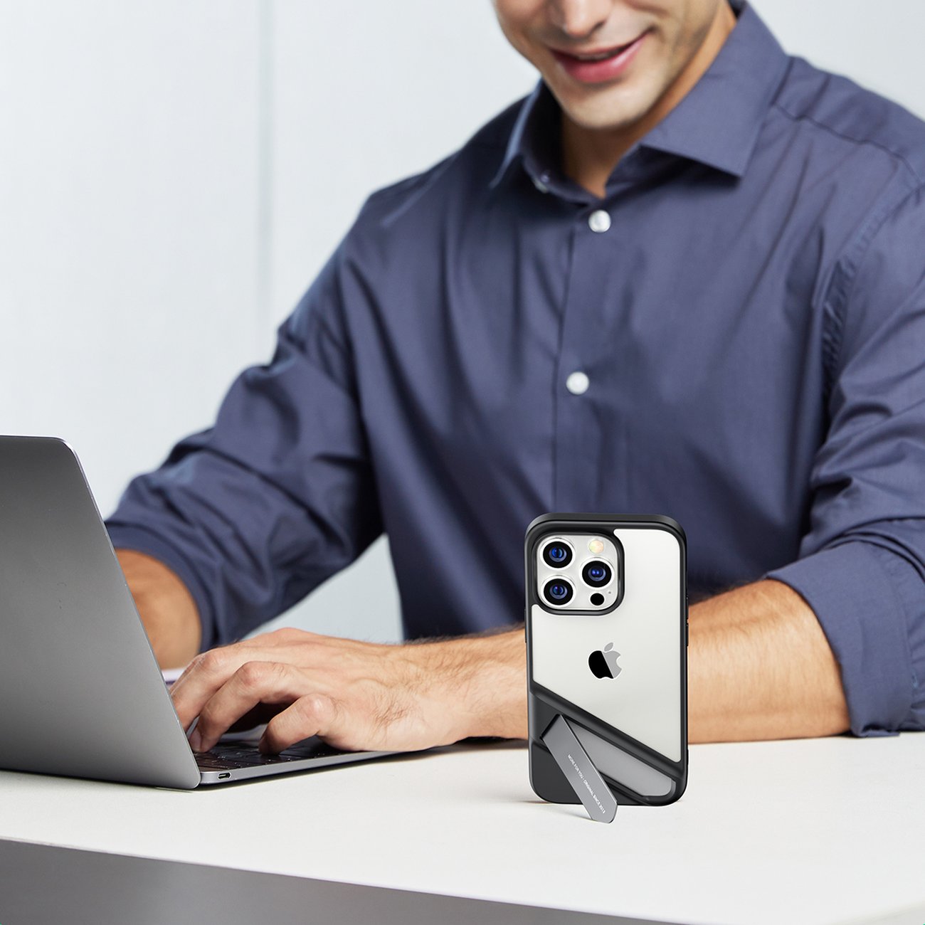 Ugreen LP635 Kickstand-beskyttelsesveske for iPhone 14 Pro - Hardt deksel med gelramme, svart
