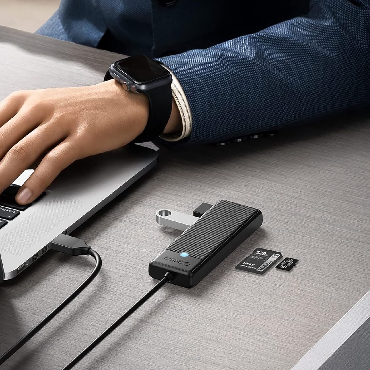 Orico PAPW3AT-U3 USB-hub med 4 porter (3x USB-A 3.0) og microSD/SD-kortleser, 1 m – svart