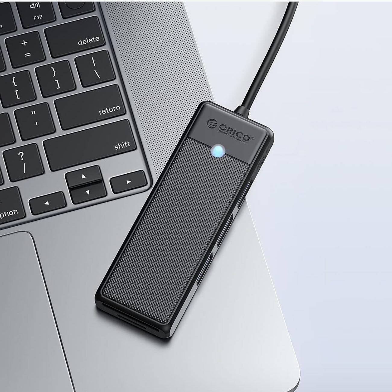 Orico PAPW3AT-U3 USB-hub med 4 porter (3x USB-A 3.0) og microSD-/SD-kortleser, 1,8 m – svart