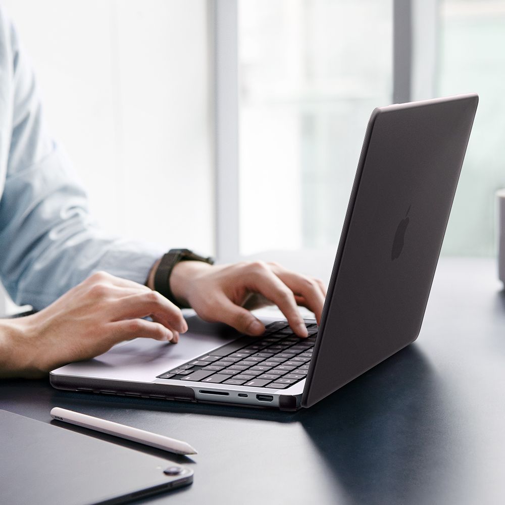 Spigen AirSkin-etui til MacBook Pro 16" 2021 / 2023 / 2024 / 2025 / 2026 – Halvgjennomsiktig