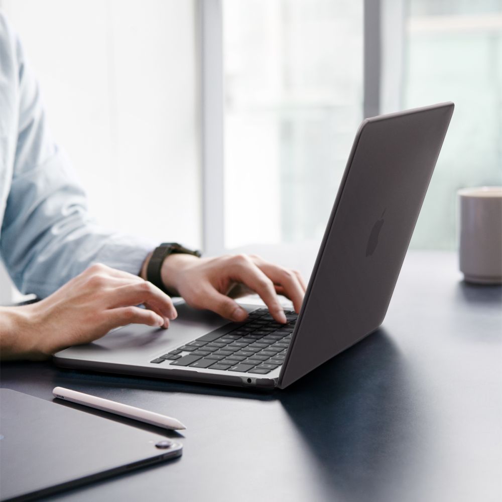 Spigen AirSkin-etui til MacBook Air 13" 2023–2024–2025–2026 – Halvgjennomsiktig
