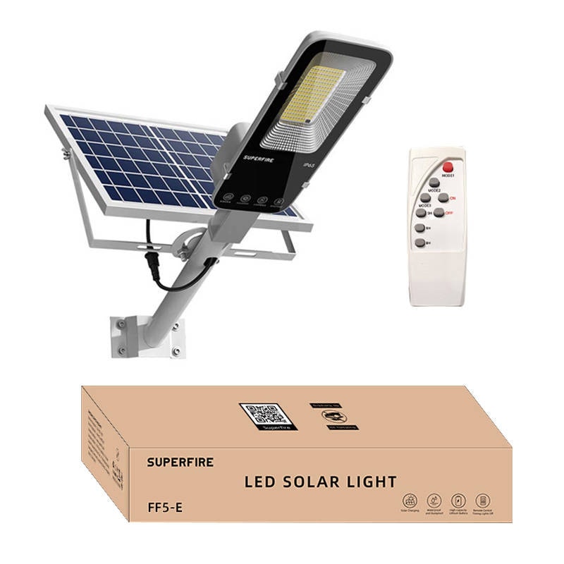 Superfire FF5-E solcellelampe 2000 lm / LED-utendørslampe med fjernkontroll og 20 000 mAh